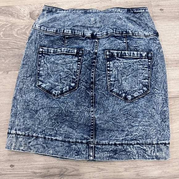 Stretchy Acid wash Denim mini skirt - Picture 4 of 5
